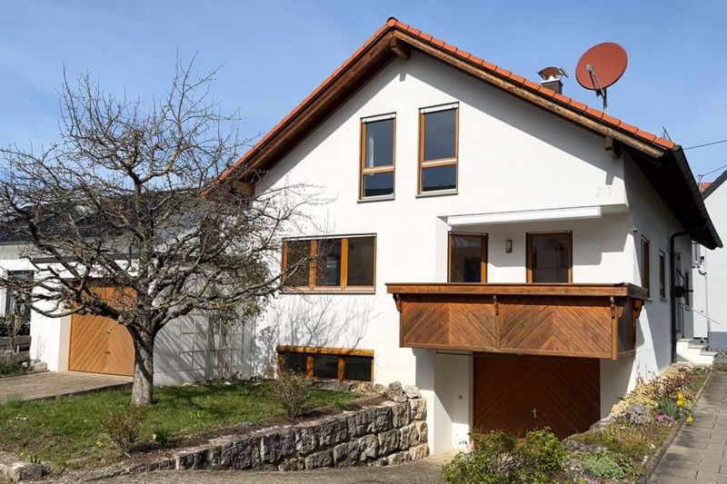 Zweifamilienhaus mit Garageneinfahrt in Ohmenhausen