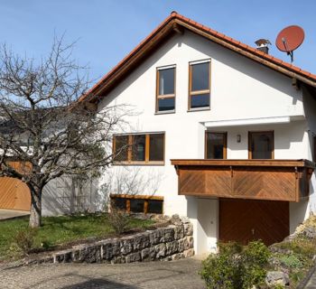 Zweifamilienhaus mit Garageneinfahrt in Ohmenhausen